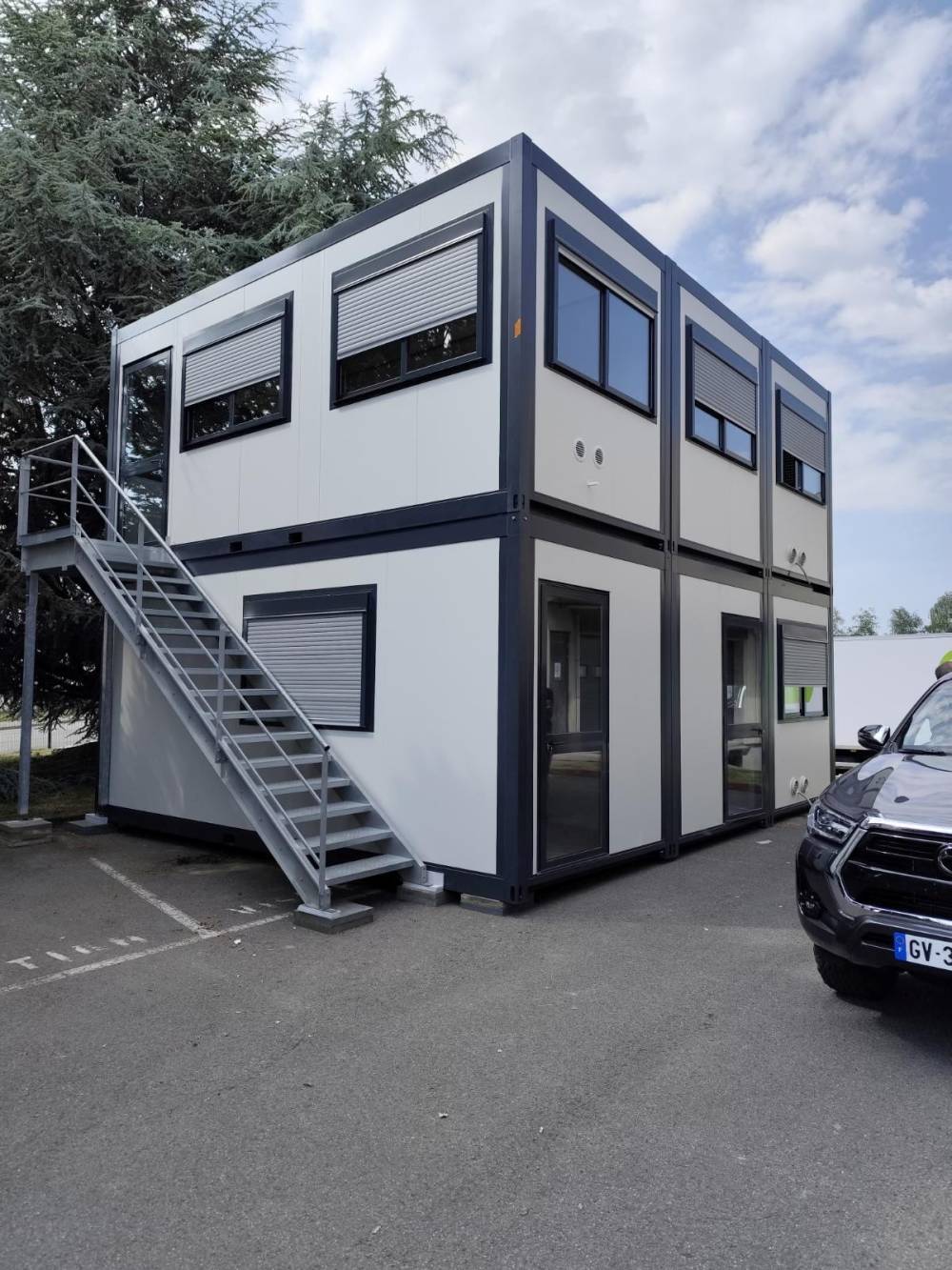 Module_vente_haute-gamme_bungalow_module_construction_modulaire_batiment_noir_blanc_assemblage