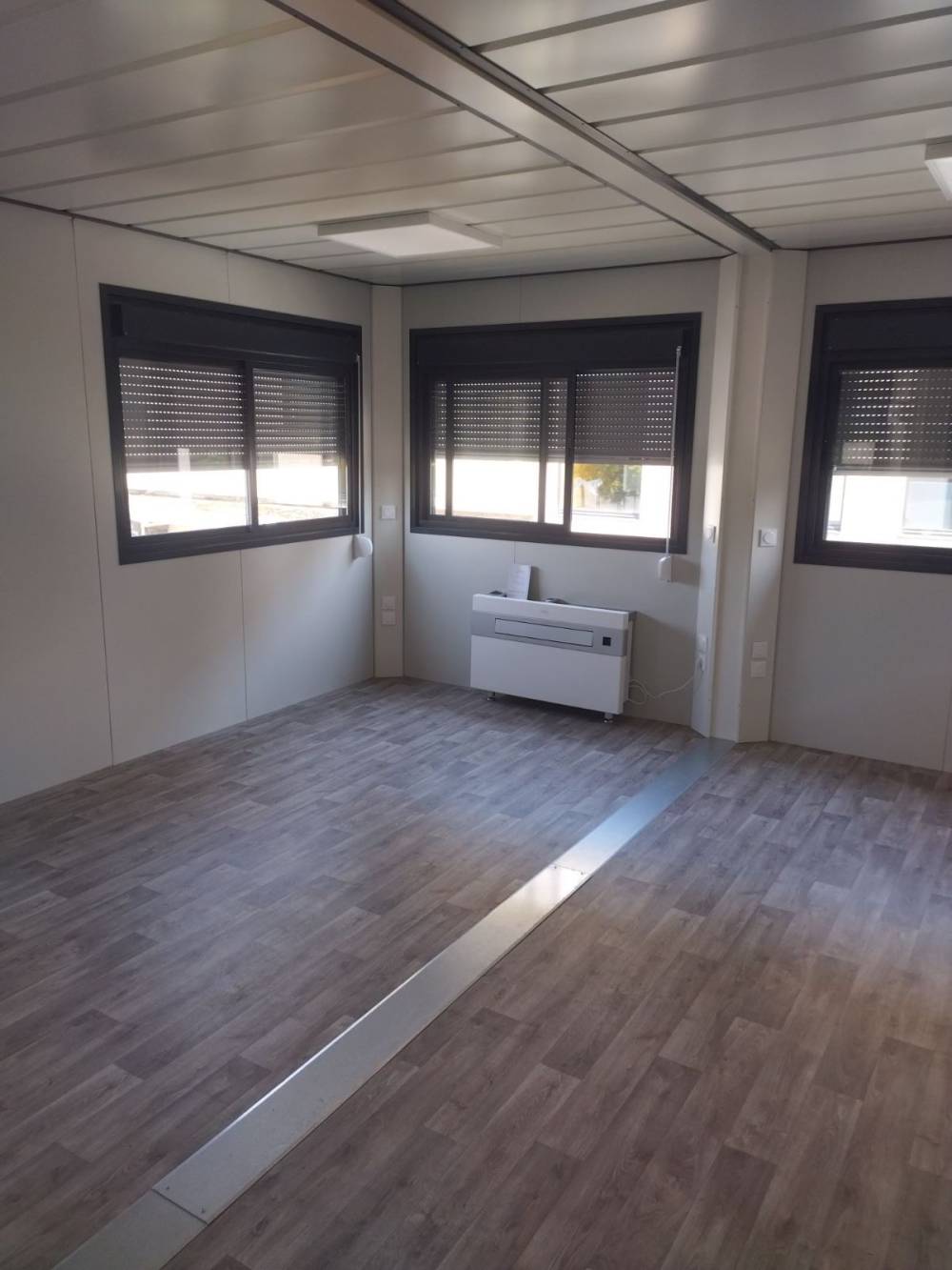 Module_vente_haute-gamme_bungalow_module_construction_modulaire_batiment_noir_blanc_assemblage_intérieur_revetement sol_bois_lumineux 1
