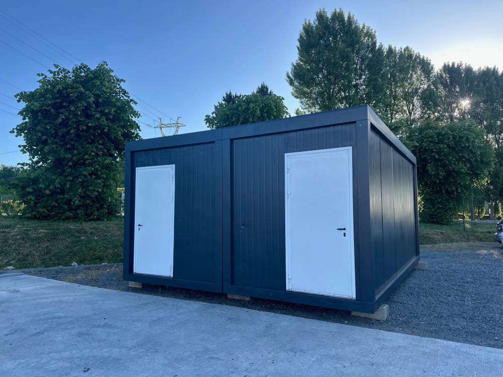 Module_vente_salle_30m²_rénovation_pièce_supplementaire_installation_grutage_modulable_gris_anthracite_ral7016_moderne_porte_design